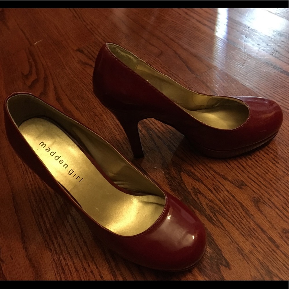 Super cute red pumps!